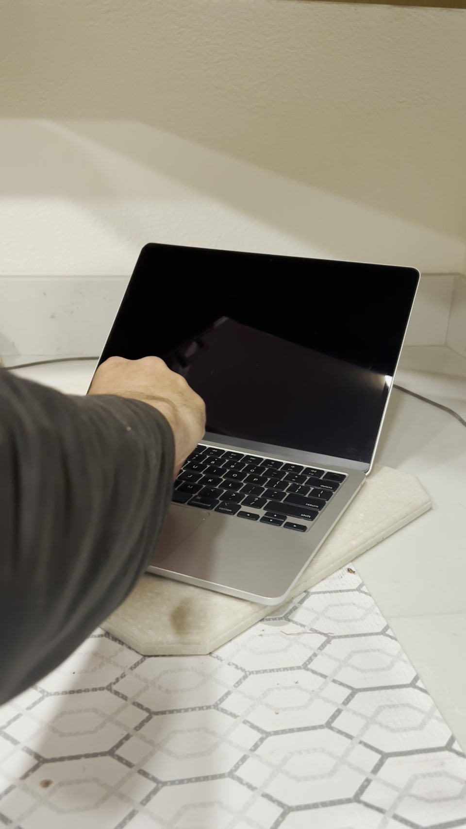 MacBook screen wipe · microfiber cloth · one hand bracing lid · proper technique · KenshoTek · 925